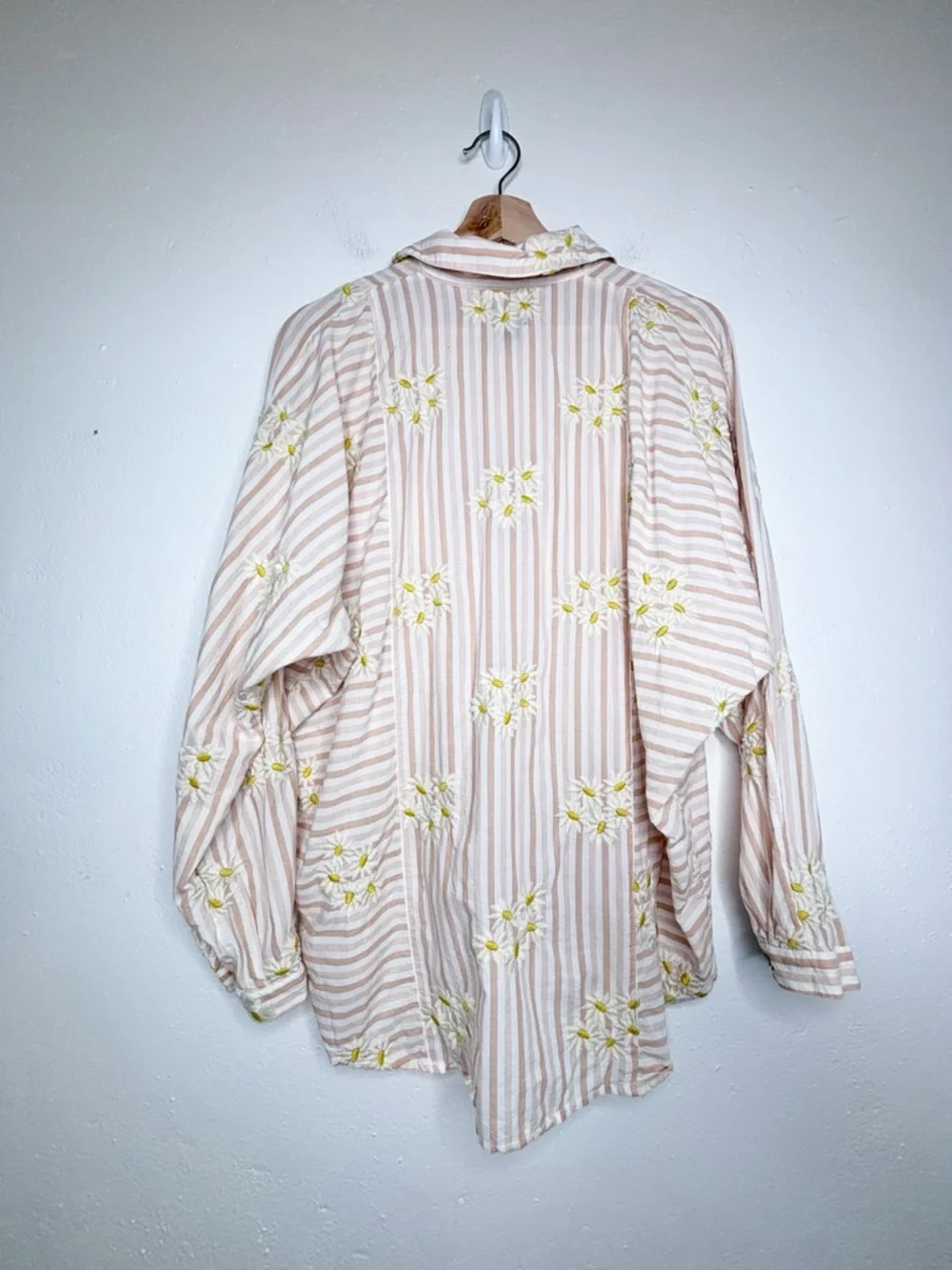 BDG Pink Ivory Stripped Oversized Button Down With Embroidered Daisies Size XS - Picture 2 of 9